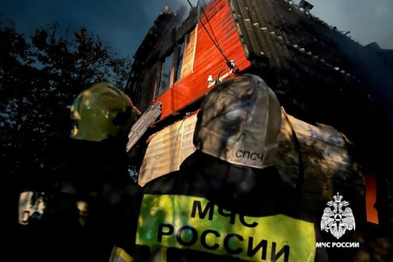 Газовые баллоны вынесли из горящего строения под Тверью