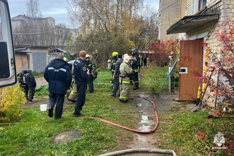 Из-за пожара эвакуировали жильцов многоквартирного дома в Тверской области