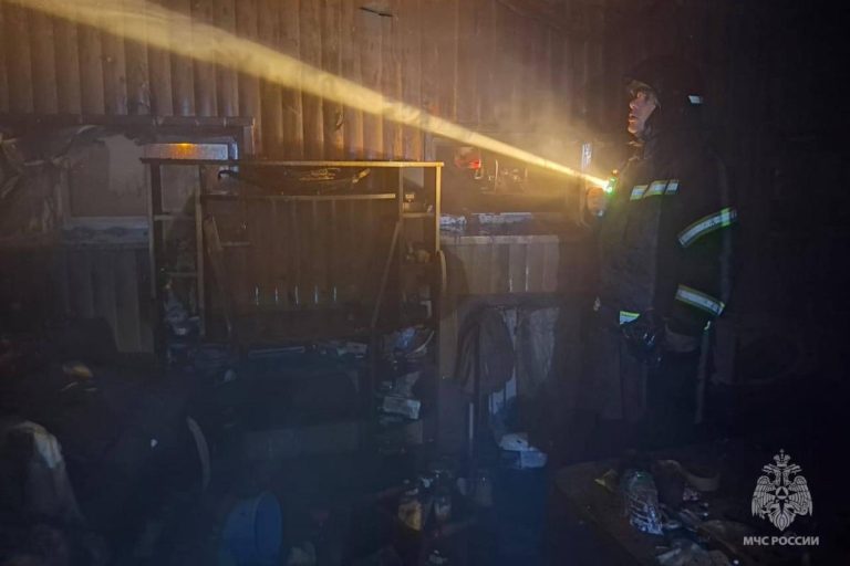 Мужчину спасли из горящего дома в Тверской области Мужчину спасли из горящего дома в Тверской области