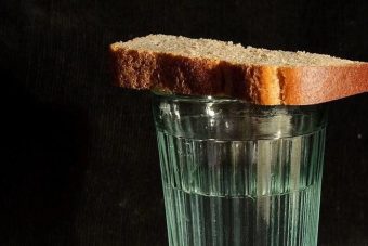 В РПЦ назвали грехом рюмку водки на могиле