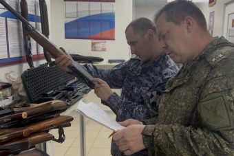Жители Тверской области сдали ружья для охоты на БПЛА в зоне СВО