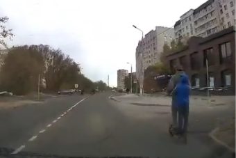 В Твери перевозивший ребёнка самокатчик сбил девушку-пешехода