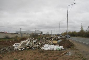 Несанкционированную свалку организовали у дороги в Твери