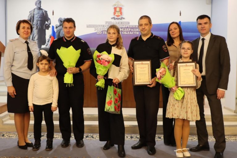 В Твери наградили победителей конкурса детского рисунка «Мои родители работают в полиции» В Твери наградили победителей конкурса детского рисунка «Мои родители работают в полиции»