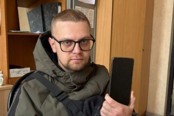 Посетитель магазина в Твери прикарманил чужой телефон Посетитель магазина в Твери прикарманил чужой телефон