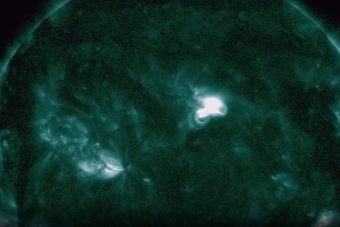 2 мощные вспышки размером более 10 диаметров Земли каждая произошли на Солнце