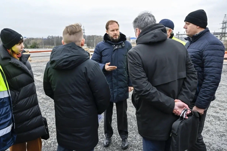 Виталий Королев на площадке строительства Западного моста в Твери: реализацию проекта буду контролировать лично