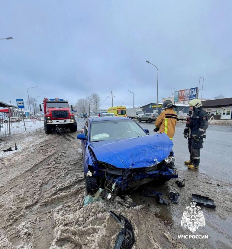 В Твери для ликвидации ДТП с двумя иномарками потребовалась помощь пожарных