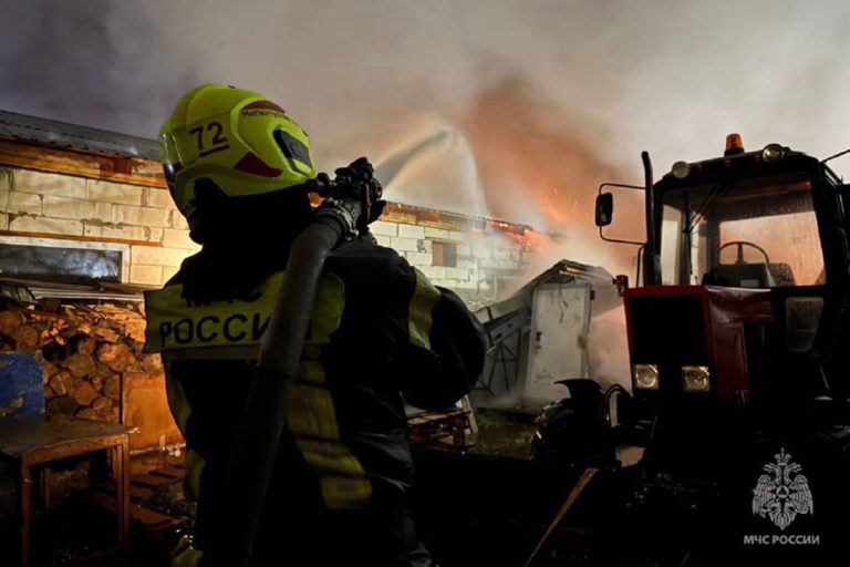 Мощный пожар тушили в Твери на Промышленном проезде