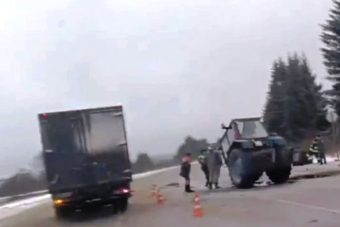 В Тверской области столкнулись фура и трактор В Тверской области столкнулись фура и трактор