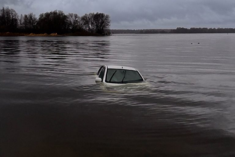 Труп мужчины и автомобиль нашли в реке в Тверской области