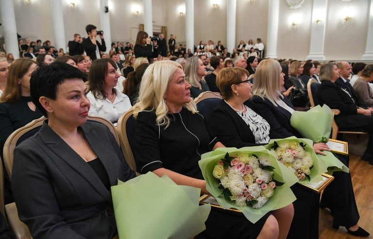 Врио губернатора Тверской области Виталий Королев вручил награды специалистам налоговой службы