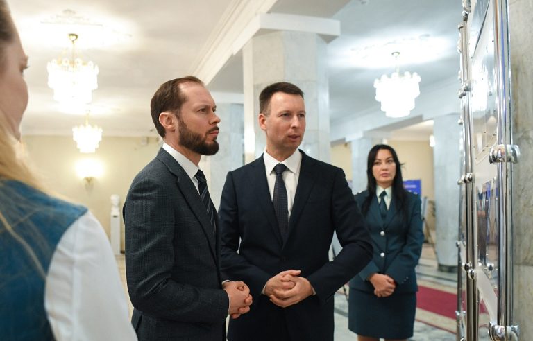 Врио губернатора Тверской области Виталий Королев вручил награды специалистам налоговой службы