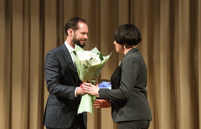 Врио губернатора Тверской области Виталий Королев вручил награды специалистам налоговой службы