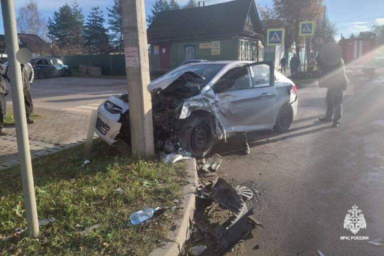 Легковушки столкнулись на перекрестке в Тверской области
