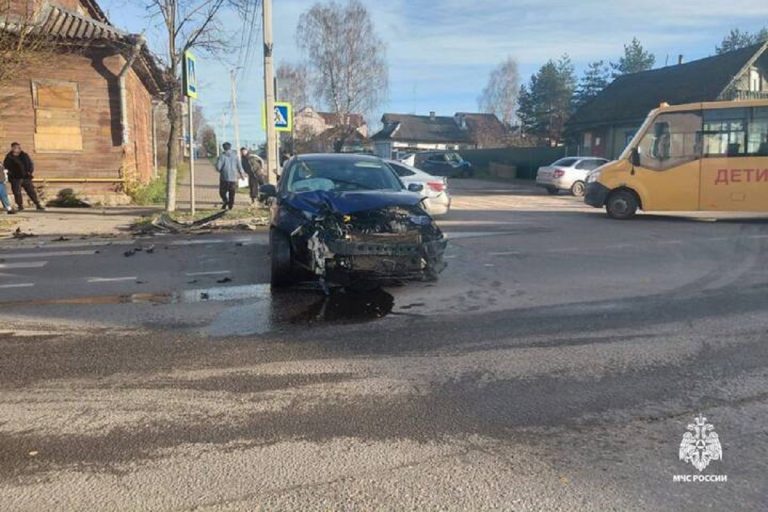Легковушки столкнулись на перекрестке в Тверской области
