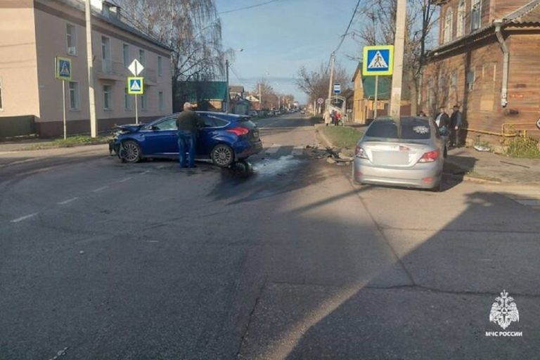 Легковушки столкнулись на перекрестке в Тверской области