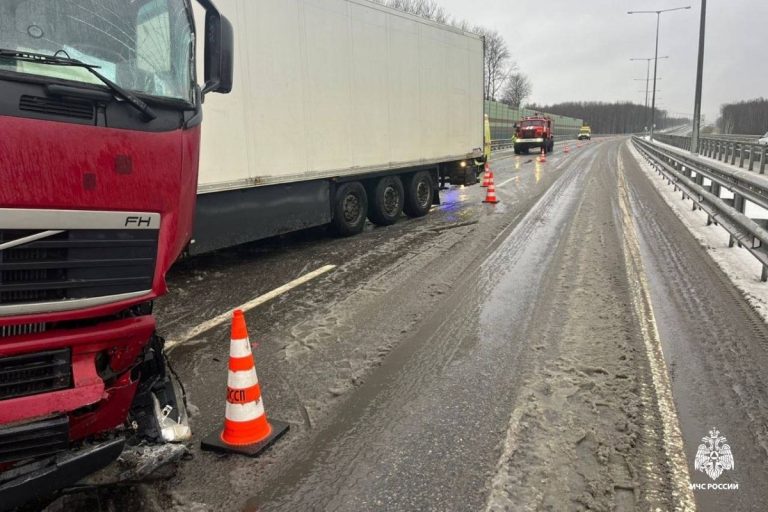 Фура врезалась в ограждение на М-11 в Тверской области