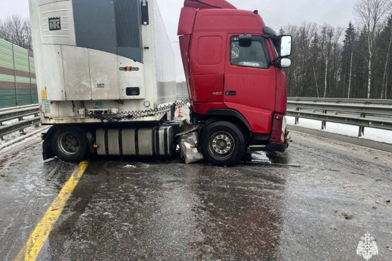 Фура врезалась в ограждение на М-11 в Тверской области