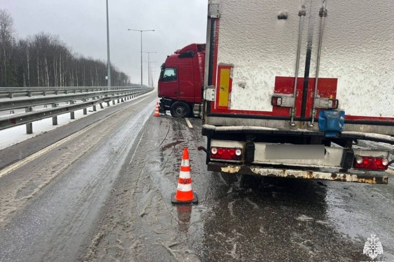 Фура врезалась в ограждение на М-11 в Тверской области