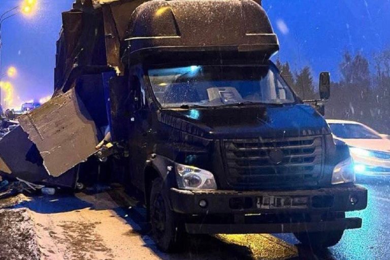 Автобус и грузовик столкнулись под Тверью