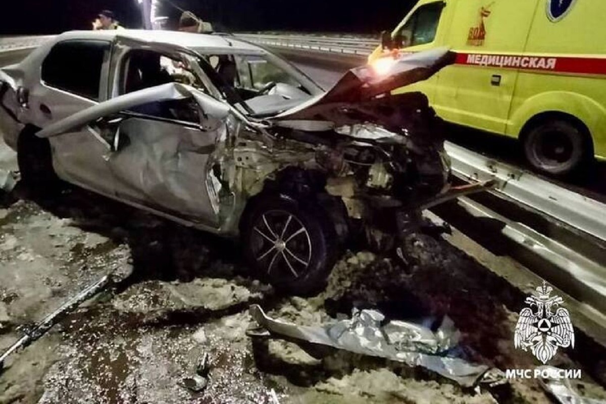 Фура и легковушка столкнулись на М-11 в Тверской области