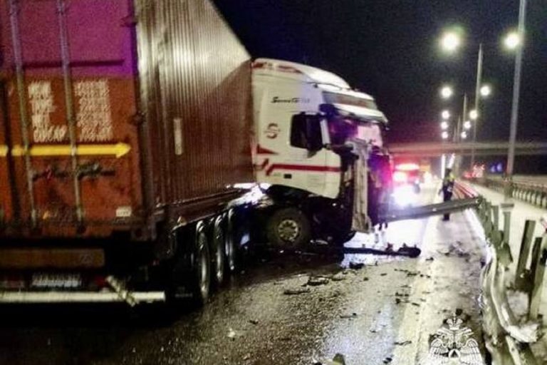 Фура и легковушка столкнулись на М-11 в Тверской области