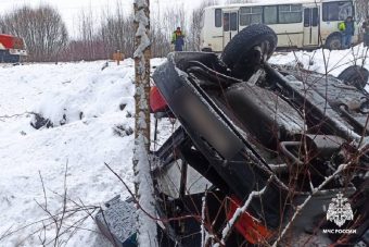 Легковушка оказалась в кювете после столкновения с грузовиком под Тверью