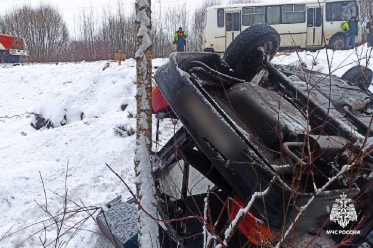 Легковушка оказалась в кювете после столкновения с грузовиком под Тверью