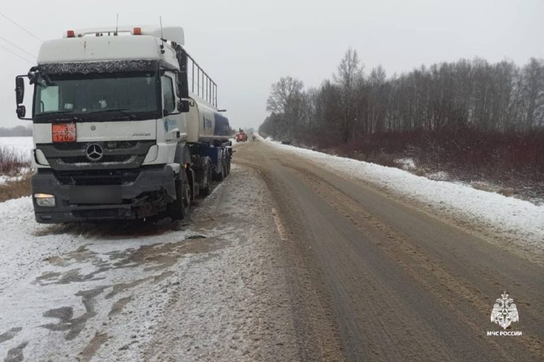 Легковушка оказалась в кювете после столкновения с грузовиком под Тверью