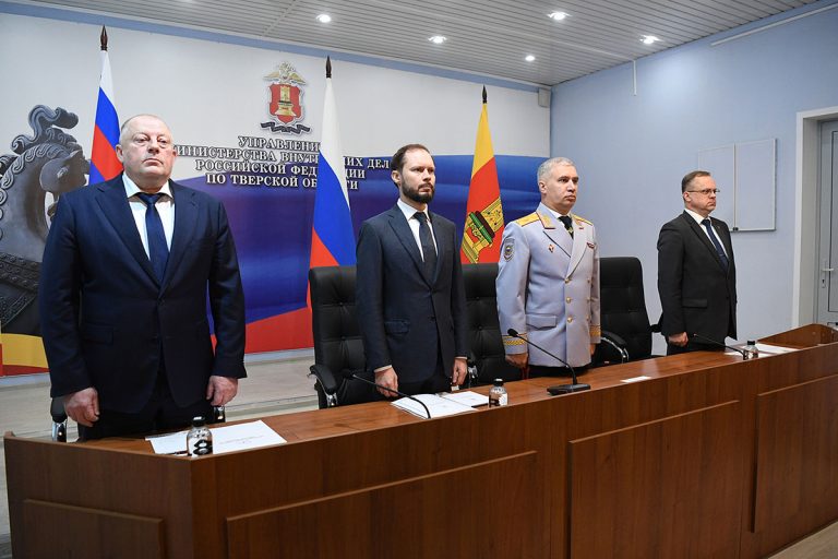 Лучшим сотрудникам полиции Тверской области вручили медали и наградное оружие