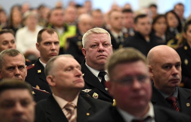 Лучшим сотрудникам полиции Тверской области вручили медали и наградное оружие