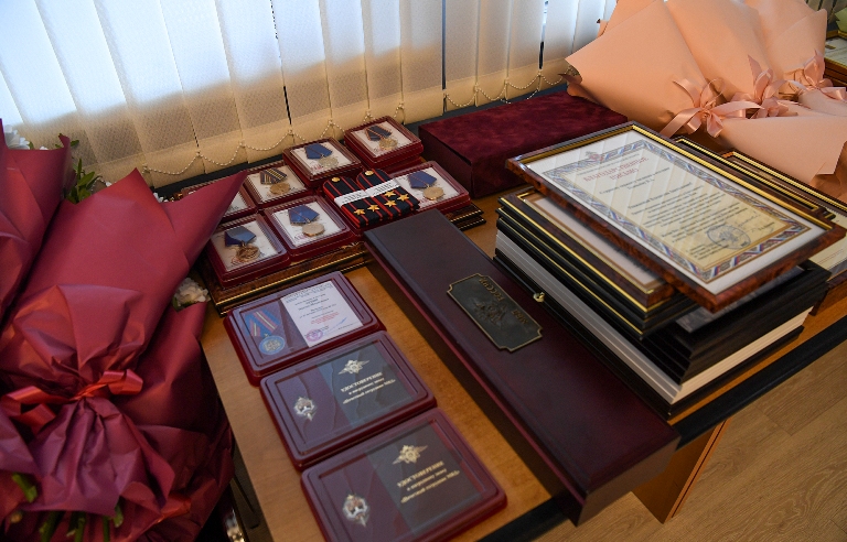 Лучшим сотрудникам полиции Тверской области вручили медали и наградное оружие