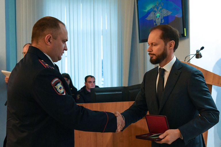 Лучшим сотрудникам полиции Тверской области вручили медали и наградное оружие