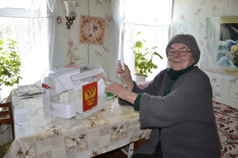 В Удомельском округе на избирательные участки пришли родственники бойцов СВО