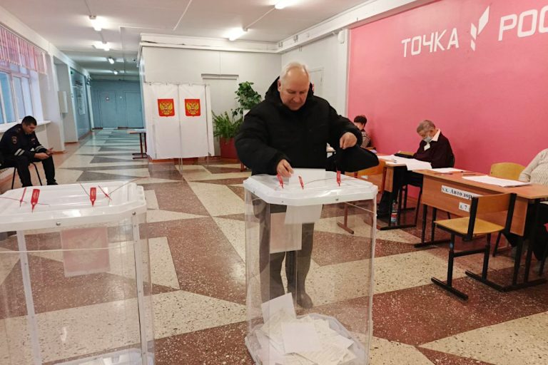 В Удомельском округе на избирательные участки пришли родственники бойцов СВО