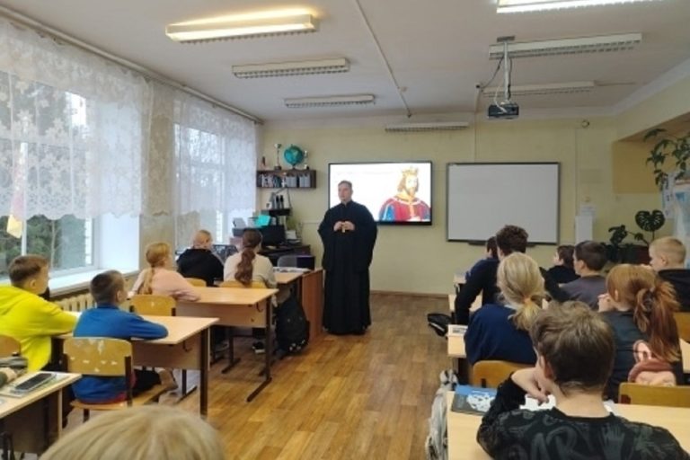 Автоинспекторы провели встречу с учащимися школы в Тверской области