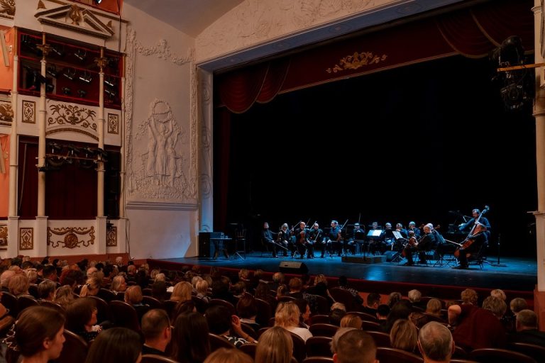 В Твери состоялся спектакль-концерт с участием артиста Игоря Костолевского и дирижера Юрия Башмета