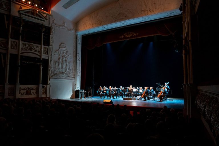 В Твери состоялся спектакль-концерт с участием артиста Игоря Костолевского и дирижера Юрия Башмета