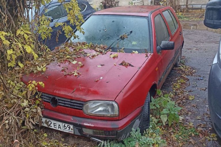В Твери водитель может лишиться машины, брошенной им во дворе дома