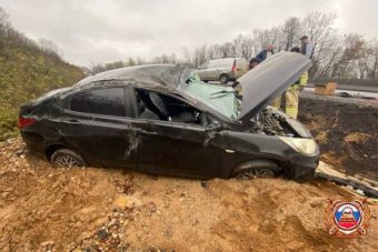 Легковушка опрокинулась на М-9 в Тверской области Легковушка опрокинулась на М-9 в Тверской области