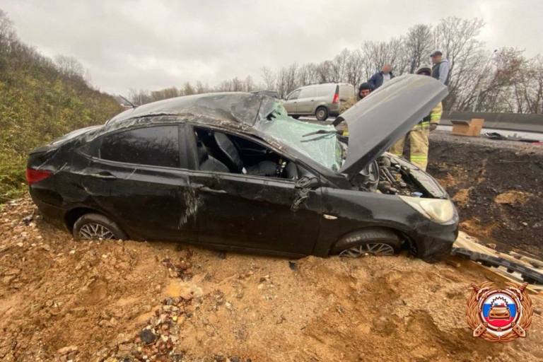 Легковушка опрокинулась на М-9 в Тверской области