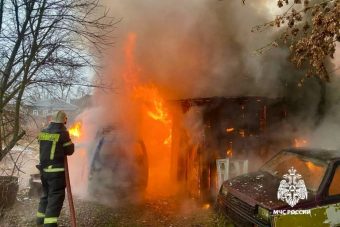 При пожаре в Тверской области сгорели три автомобиля