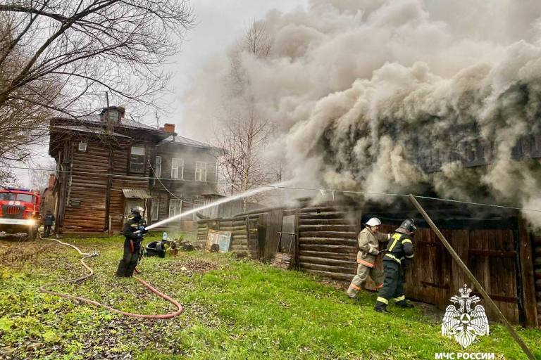 При пожаре в Тверской области сгорели три автомобиля