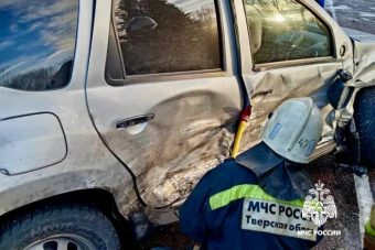 В Тверской области спасателям пришлось деблокировать пострадавшего в ДТП пассажира