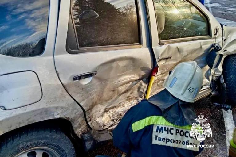 В Тверской области спасателям пришлось деблокировать пострадавшего в ДТП пассажира