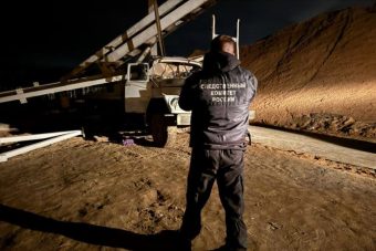 Водителя подъемника раздавило металлоконструкцией на стройке в Тверской области