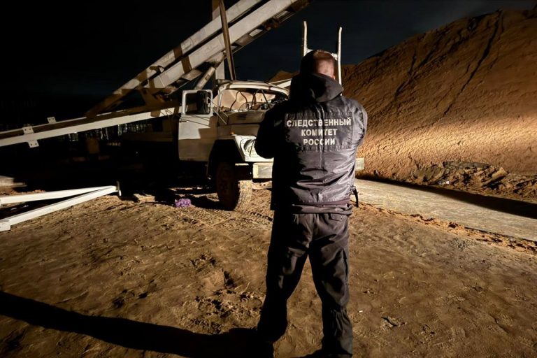 Водителя подъемника раздавило металлоконструкцией на стройке в Тверской области