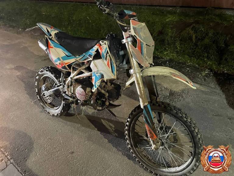 В Тверской области питбайкер наехал на бордюр и протаранил мачту освещения