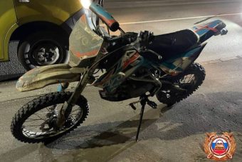 В Тверской области питбайкер наехал на бордюр и протаранил мачту освещения